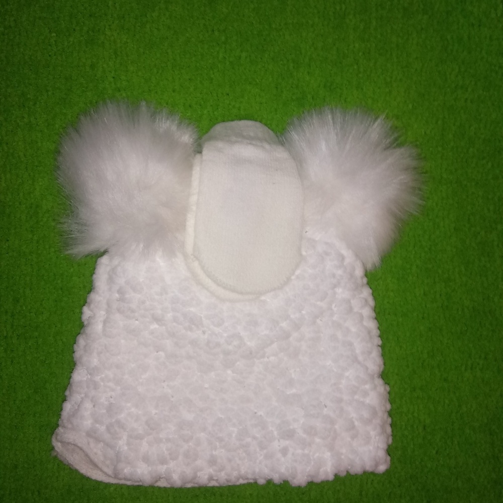 Pom pom hat with mittens
